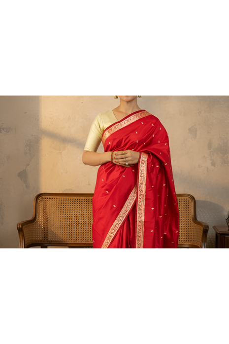 Red Banarasi Silk Saree With Resham Thread Work With Blouse Piece