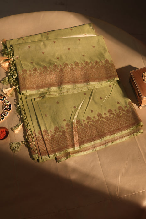 Light Pista Gold Zari Kadwa Banarasi Saree With Blouse Piece