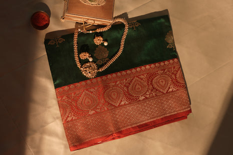 Contrast Of Deep Green & Tomato Red Banarasi Silk Saree With Blouse Piece