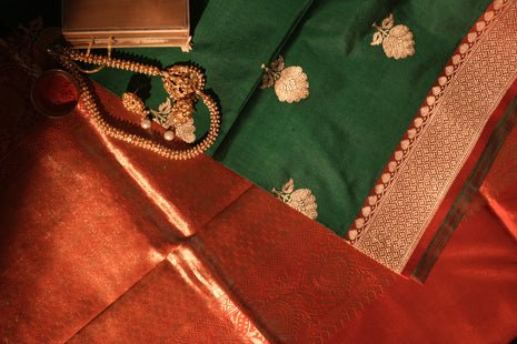 Contrast Of Deep Green & Tomato Red Banarasi Silk Saree With Blouse Piece