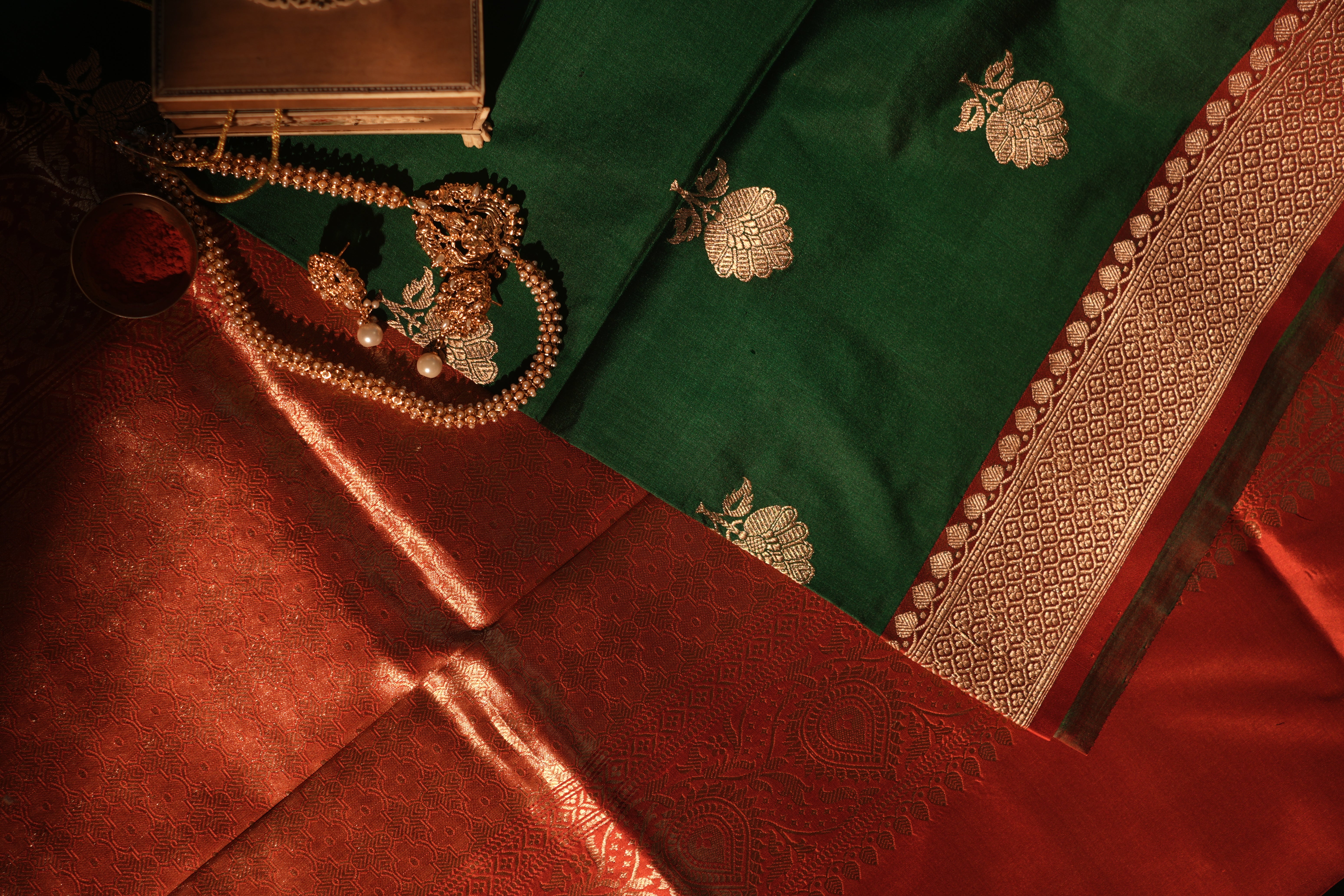 Contrast Of Deep Green & Tomato Red Banarasi Silk Saree With Blouse Piece