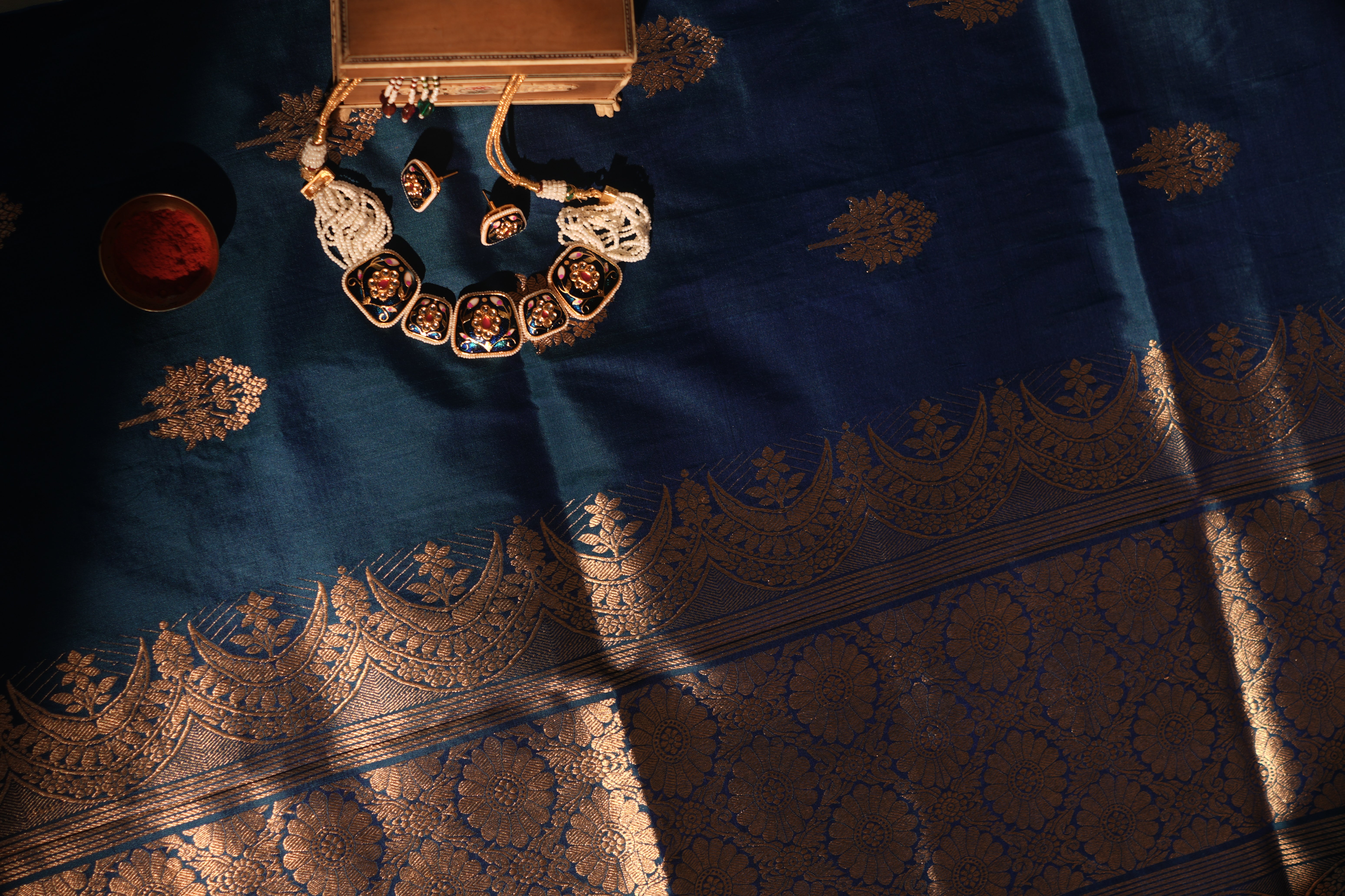 Royal Blue With Scallop Kadwa Zari Border Banarasi Silk Saree With Blouse Piece