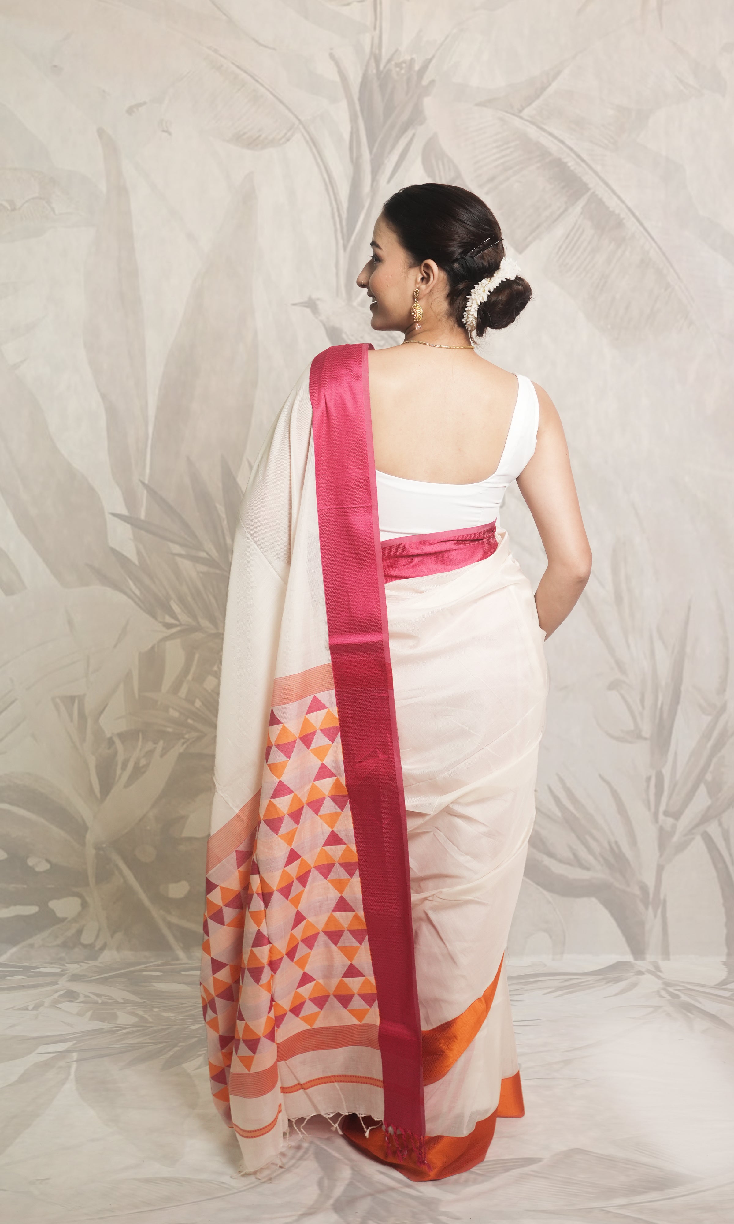 Pink & Orange Ganaga Jamuna Border White Maheshwari Saree With Blouse Piece