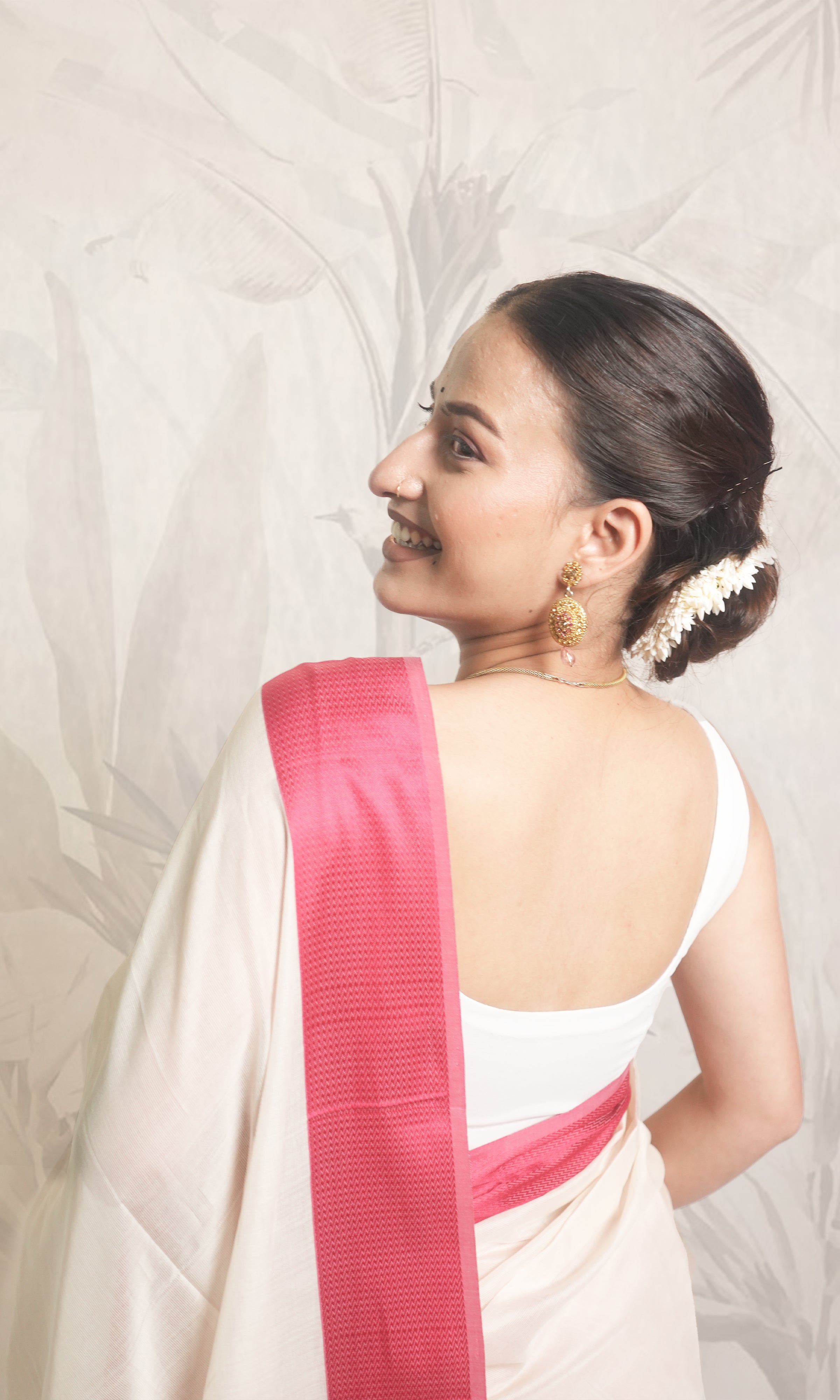 Pink & Orange Ganaga Jamuna Border White Maheshwari Saree With Blouse Piece