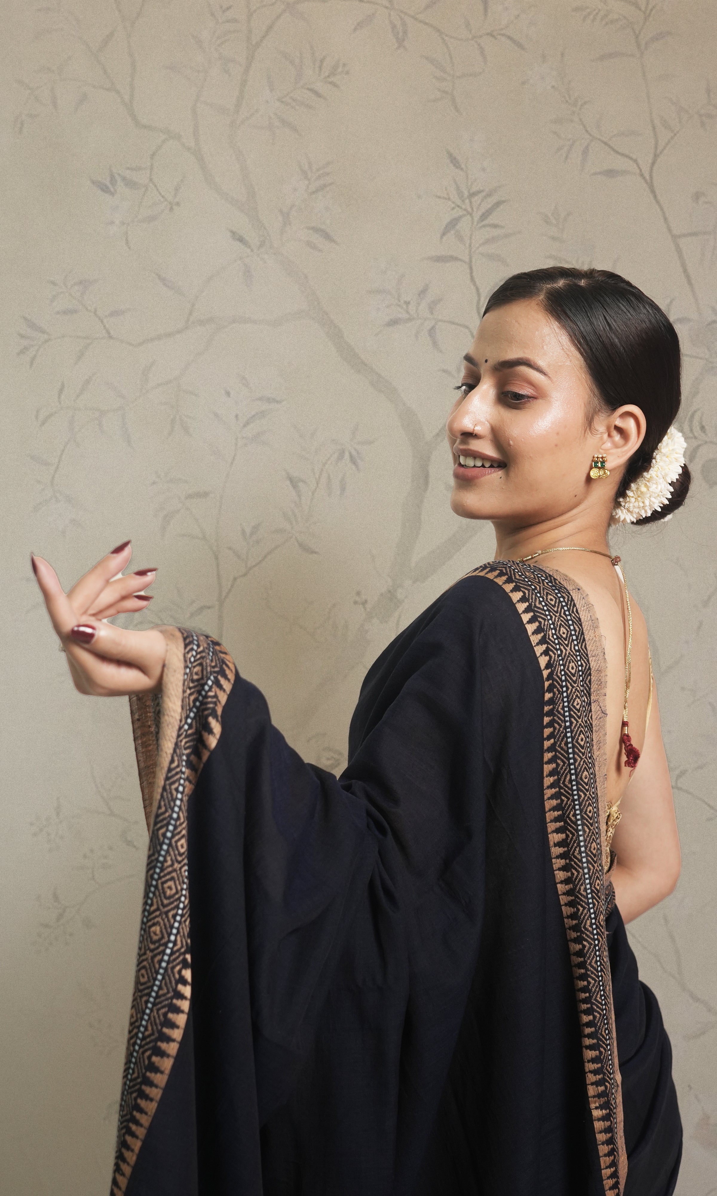 Black & Cream Dhonekhali Cotton Saree Without Blouse Piece