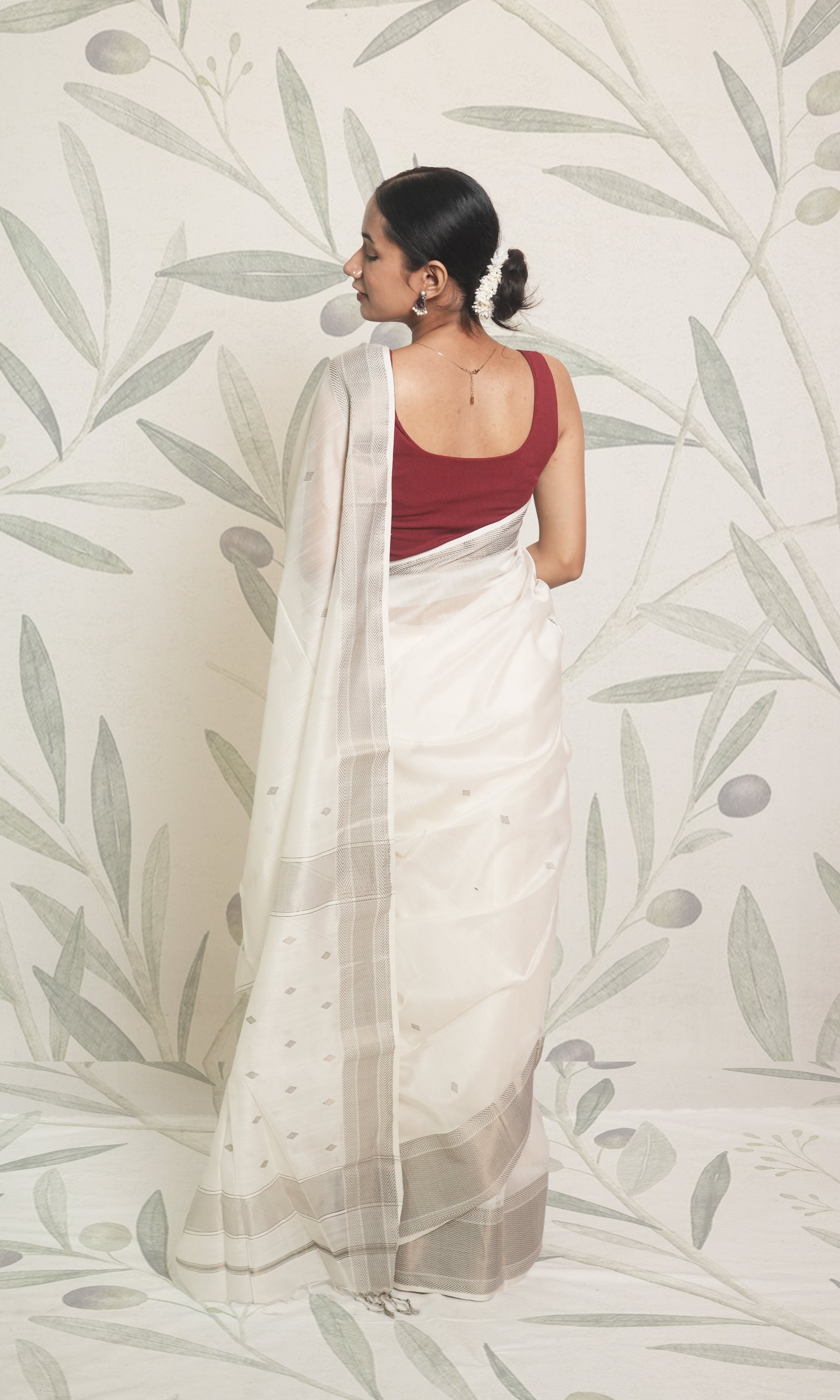 White & Black Butti Maheshwari Saree With Blouse Piece