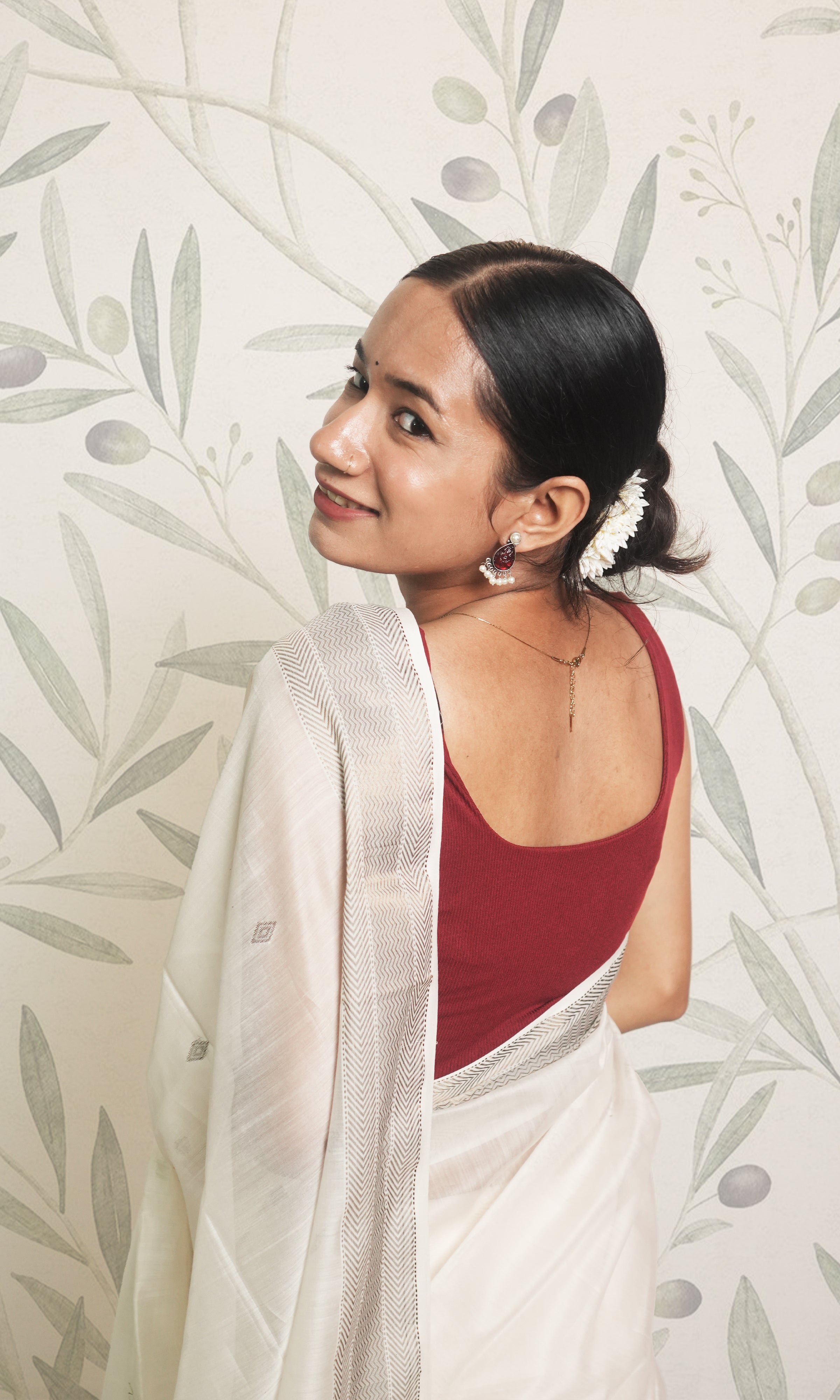 White & Black Butti Maheshwari Saree With Blouse Piece