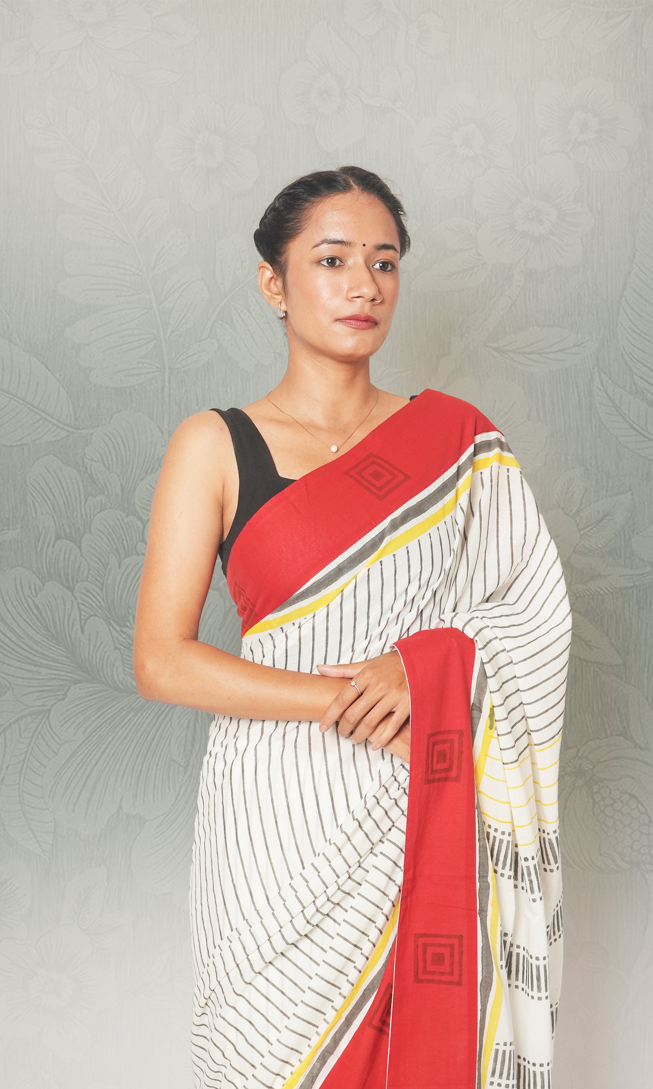 White & Red Applique Mulmul Cotton Saree With Blouse Piece
