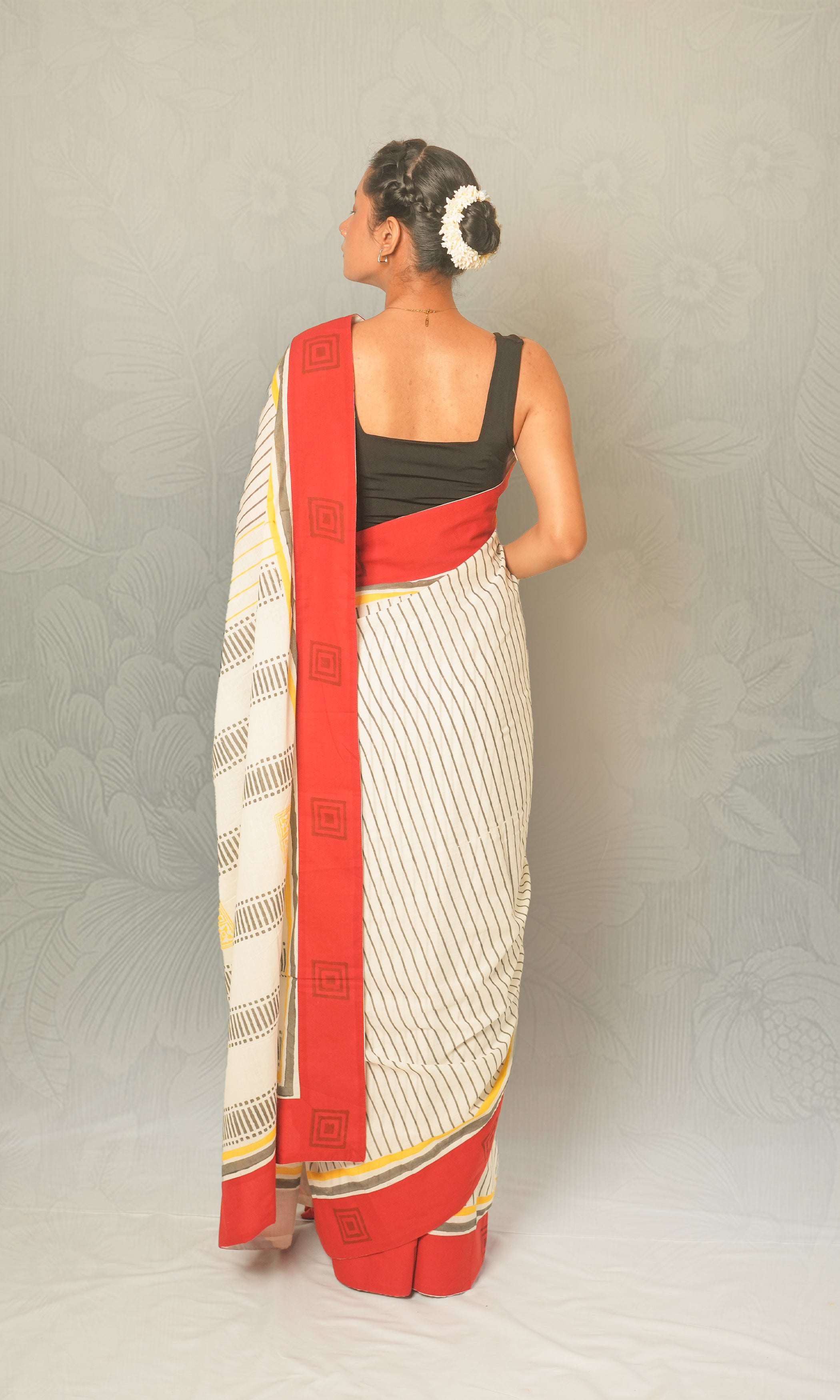 White & Red Applique Mulmul Cotton Saree With Blouse Piece