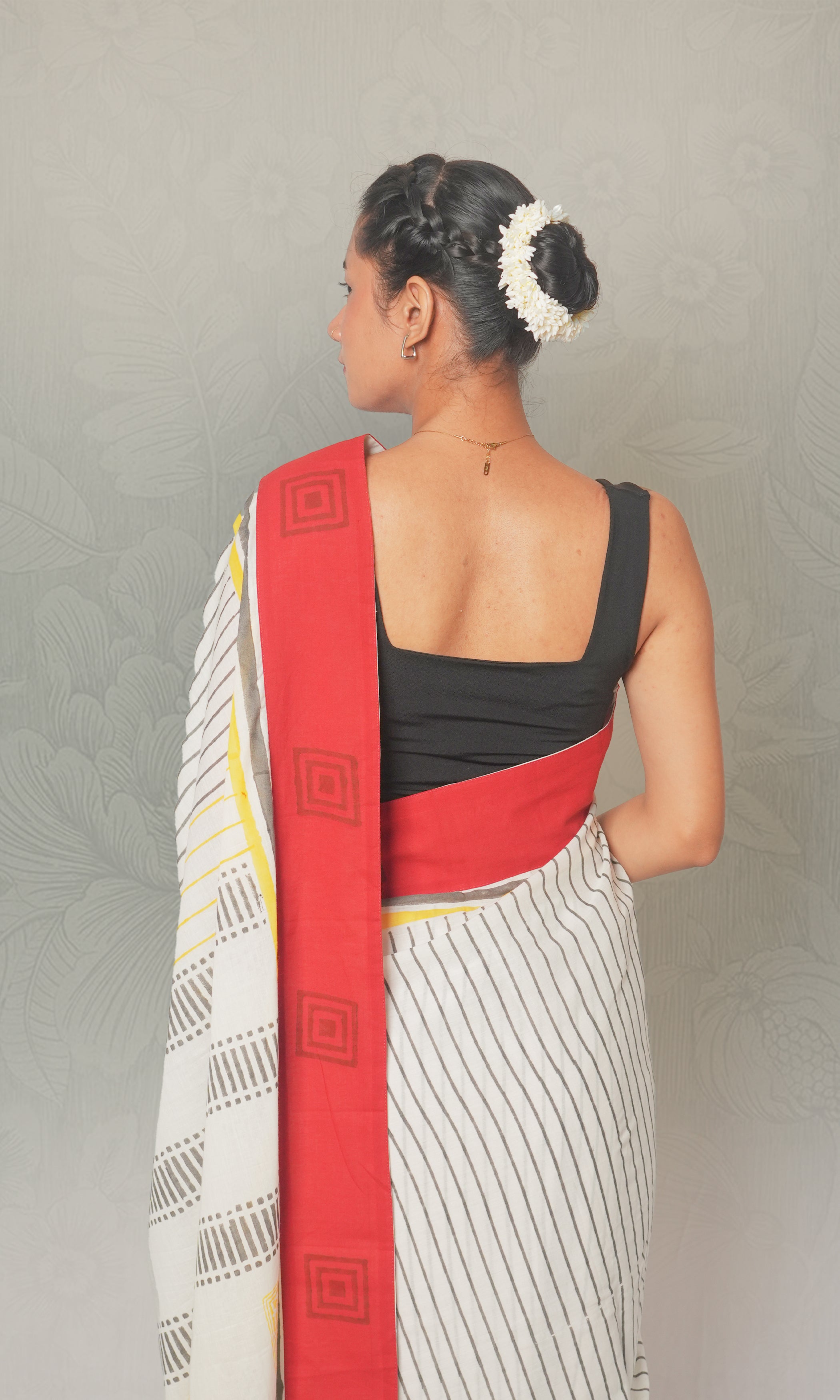 White & Red Applique Mulmul Cotton Saree With Blouse Piece