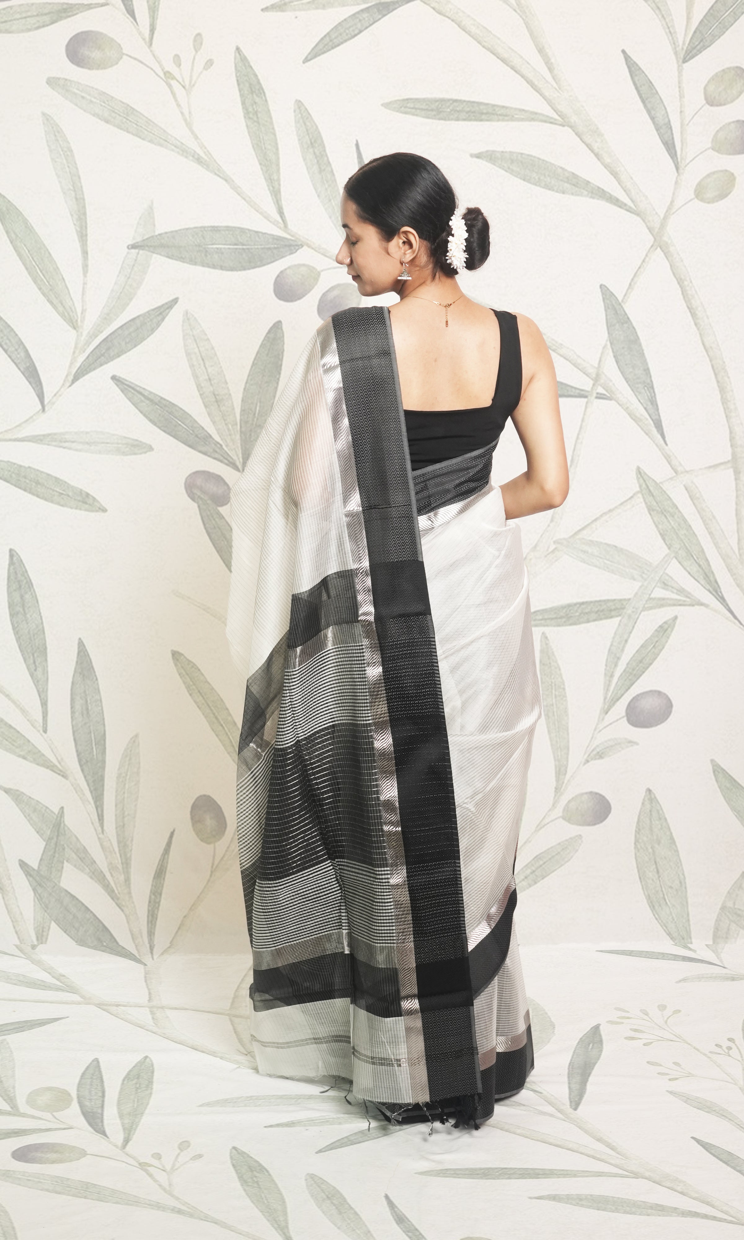 White & Black Silver Border Maheshwari Saree With Blouse Piece