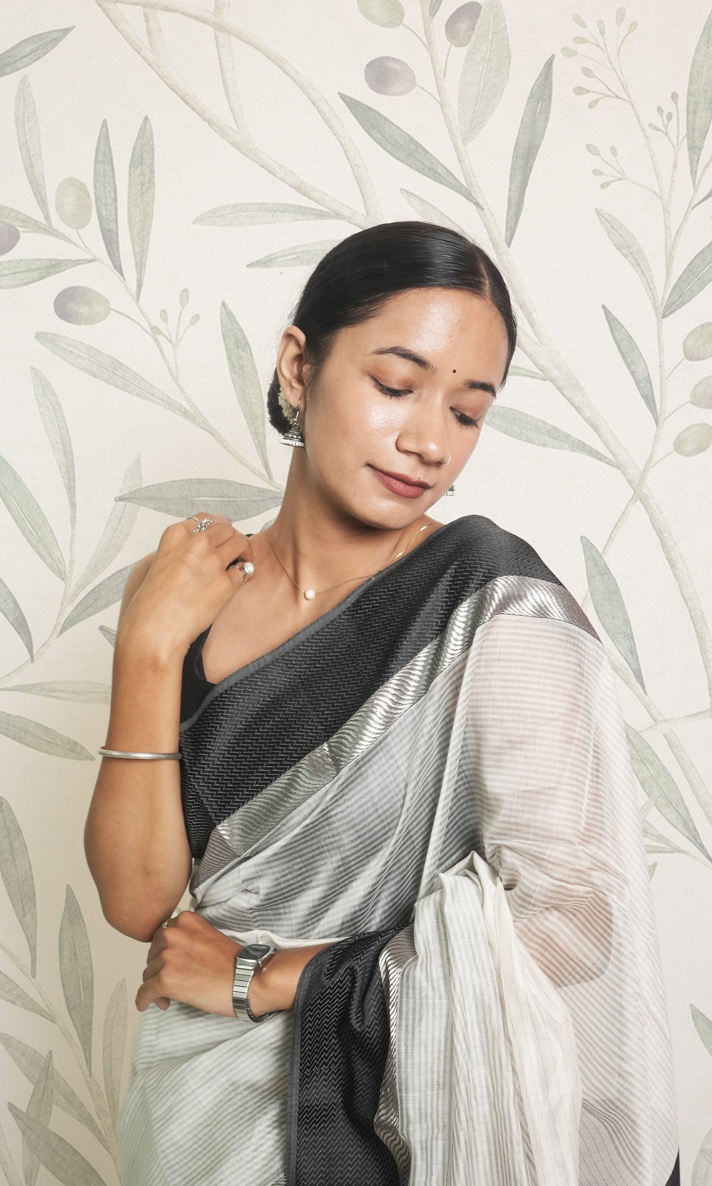 White & Black Silver Border Maheshwari Saree With Blouse Piece