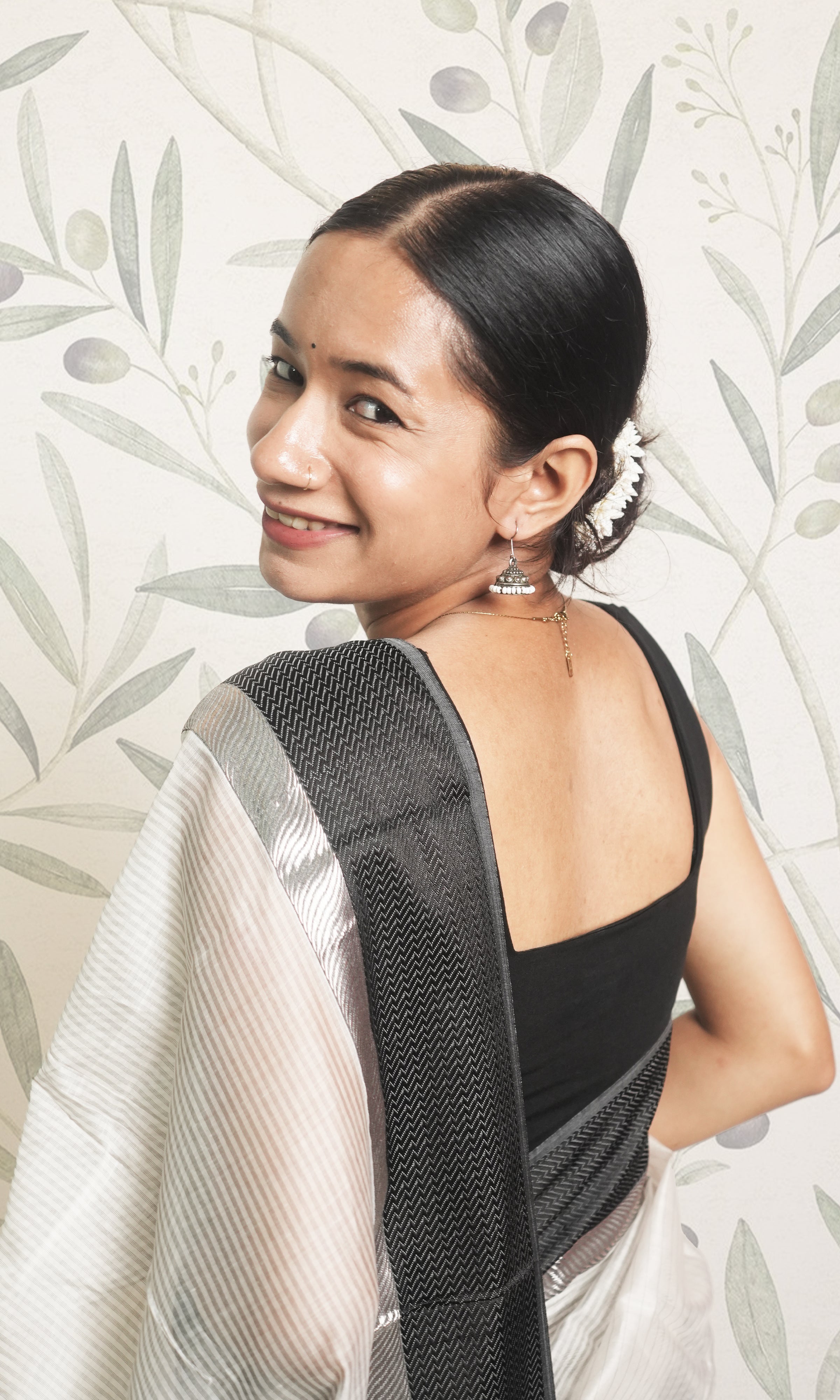 White & Black Silver Border Maheshwari Saree With Blouse Piece