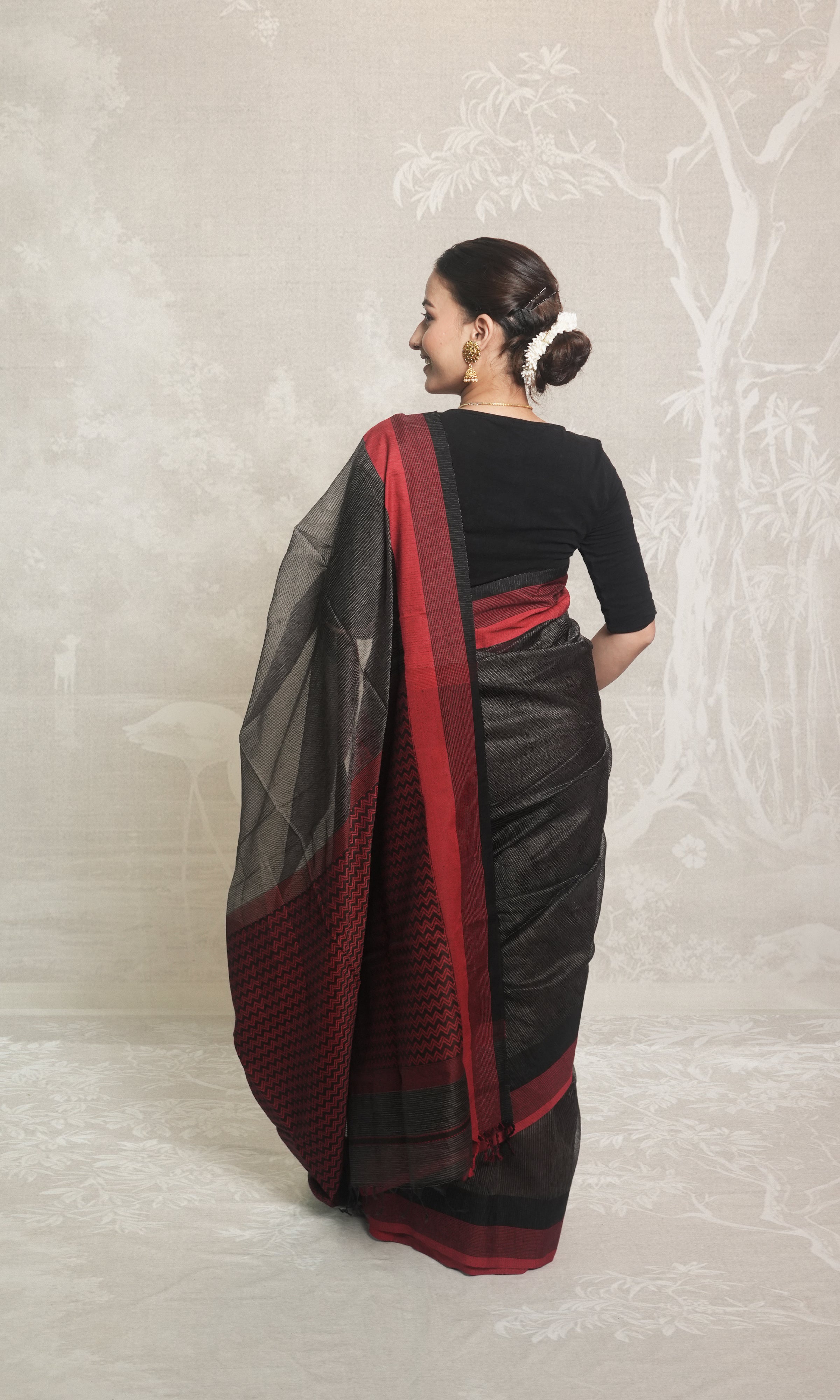 Red & Black Thread Maheshwari Silk Saree With Blouse Piece