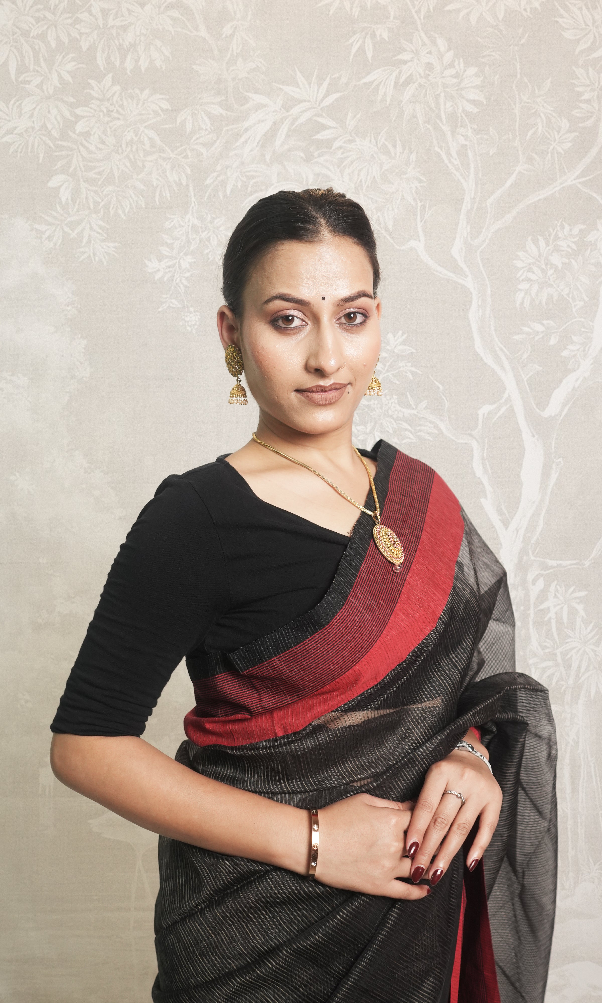 Red & Black Thread Maheshwari Silk Saree With Blouse Piece