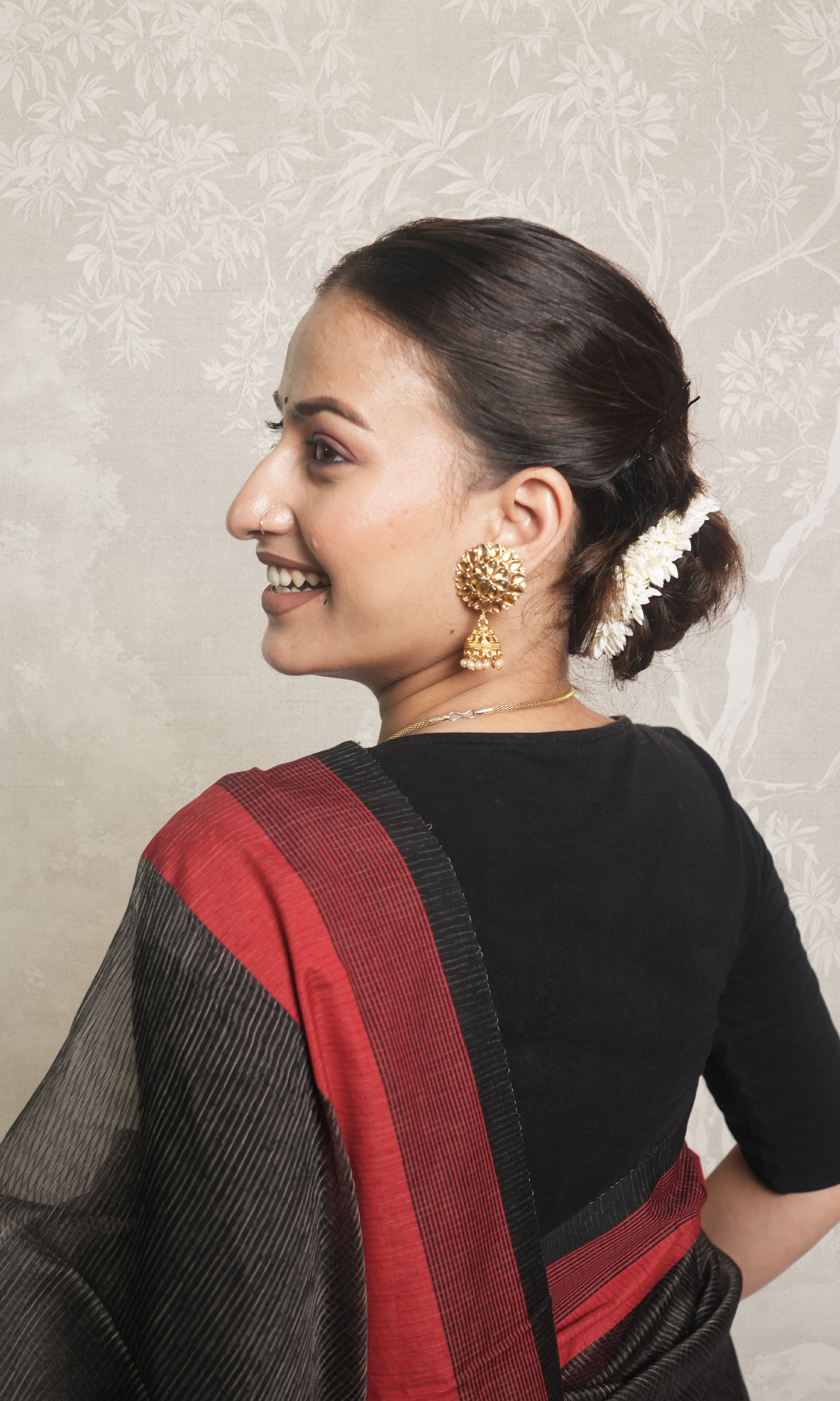 Red & Black Thread Maheshwari Silk Saree With Blouse Piece