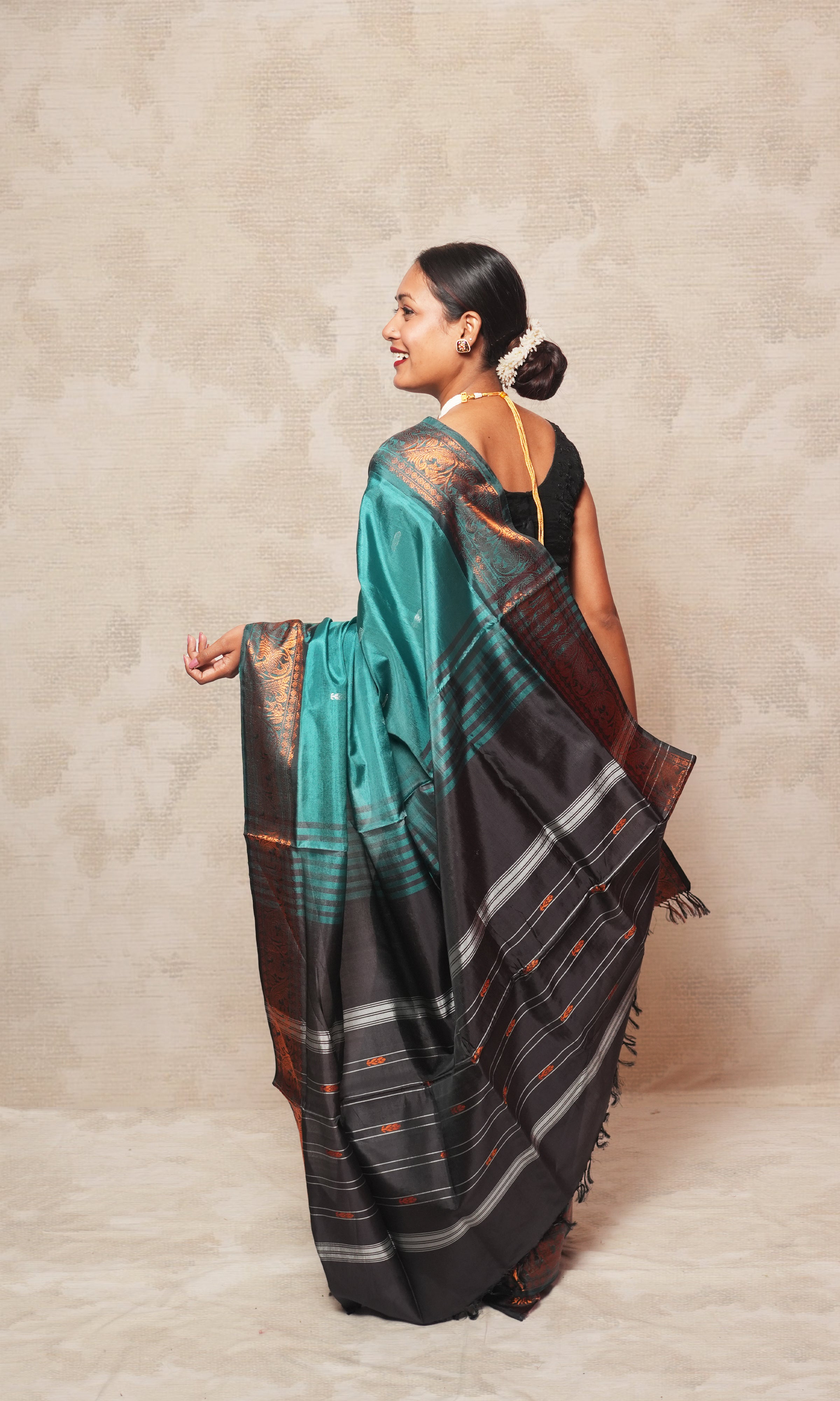 Sea Green Body And Black Palla Banana Silk Saree Wth Zari