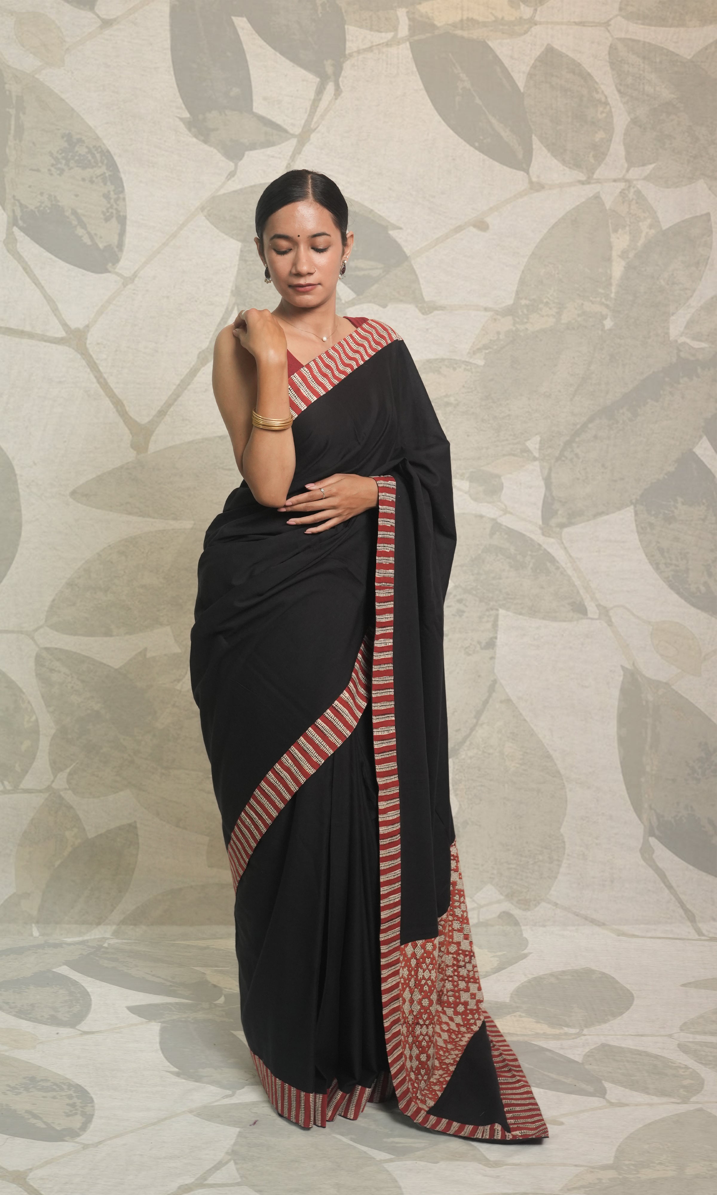 Black & Red Border Applique Mulmul Cotton Saree With Blouse Piece